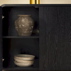 Buffet moderne noir/chêne côtier de 64 po avec bords tombants et poignées en bois